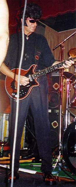 Concert photo: Brian May live at the Chiddingfold Club, Chiddingfold, UK (with SAS Band) [12.12.1998]