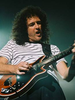 Concert photo: Brian May live at the Hammersmith Apollo, London, UK (with Def Leppard) [31.10.2003]