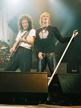 Concert photo: Brian May live at the Hammersmith Apollo, London, UK (with Def Leppard) [31.10.2003]