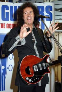 Concert photo: Brian May live at the House Of Guitars, Brune St., London, UK (opening) [08.01.2004]