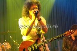 Concert photo: Brian May + Roger Taylor live at the Flora, Cologne, Germany (WWRY afterparty) [12.12.2004]