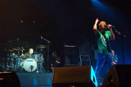 Concert photo: Roger Taylor live at the Continental Airlines Arena, East Rutherford, NJ, USA (with Foo Fighters) [14.10.2005]