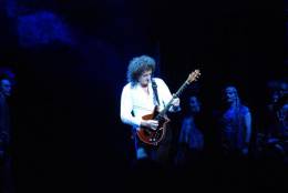 Concert photo: Brian May live at the Raimund Theater, Vienna, Austria (WWRY premiere) [24.01.2008]