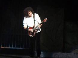 Concert photo: Brian May live at the Dominion Theatre, London, UK (WWRY musical) [12.09.2009]