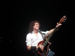 Concert photo: Brian May live at the Allianz Teatro, Milan, Italy (WWRY musical premiere) [04.12.2009]