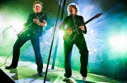Concert photo: Brian May + Roger Taylor live at the Roger's garden, Surrey, UK (Roger's wedding party) [25.09.2010]