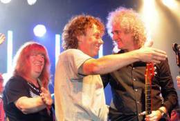 Concert photo: Brian May live at the The Kings Arms, All Cannings, UK (Rock Against Cancer with Kerry Ellis and SAS Band) [26.05.2012]