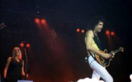 Concert photo: Brian May live at the DK Lensoveta, St. Petersburg, Russia [06.11.1998]