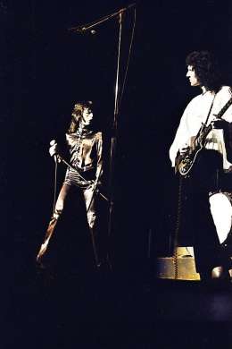 Concert photo: Queen live at the Uris Theatre, New York, NY, USA (2nd gig) [10.05.1974 (2nd gig)]