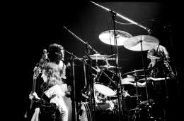 Concert photo: Queen live at the Victoria Hall, Hanley, UK [31.10.1974]