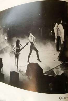 Concert photo: Queen live at the SMU Moody Coliseum, Dallas, TX, USA [25.02.1977]