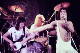 Concert photo: Queen live at the Forum, Inglewood, CA, USA [03.03.1977]