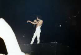 Concert photo: Queen live at the Sporthalle, Basel, Switzerland [19.05.1977]