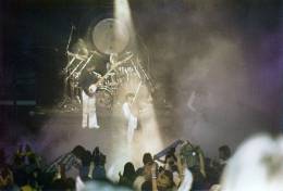 Concert photo: Queen live at the New London Theatre Centre, London, UK (We Are The Champions video shoot) [06.10.1977]
