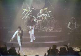 Concert photo: Queen live at the New London Theatre Centre, London, UK (We Are The Champions video shoot) [06.10.1977]
