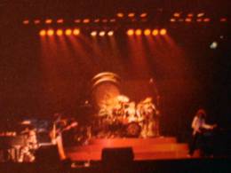 Concert photo: Queen live at the Forum, Inglewood, CA, USA [22.12.1977]