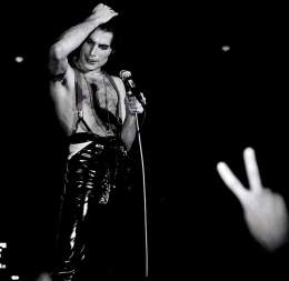 Concert photo: Queen live at the Deutschlandhalle, Berlin, Germany [24.01.1979]