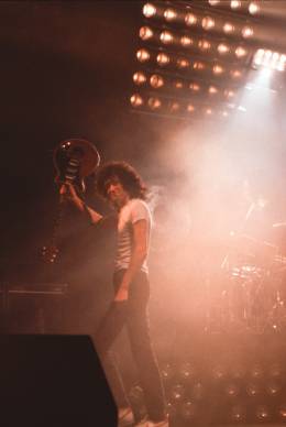 Concert photo: Queen live at the Ernst-Merck Halle, Hamburg, Germany [16.05.1982]