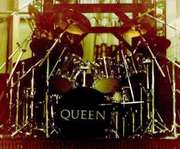 Concert photo: Queen live at the RDS Simmons Hall, Dublin, Ireland [29.08.1984]