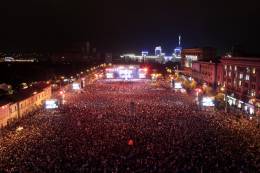 Concert photo: Queen + Paul Rodgers live at the Freedom Square, Kharkiv, Ukraine [12.09.2008]