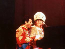 Concert photo: Freddie Mercury live at the Apollo Theatre, Manchester, UK (with Elton John) [19.11.1982]