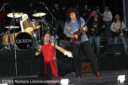 Concert photo: Brian May + Roger Taylor live at the The State Kremlin Palace, Moscow, Russia (MTV Russia) [16.10.2004]