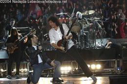 Concert photo: Brian May + Roger Taylor live at the The State Kremlin Palace, Moscow, Russia (MTV Russia) [16.10.2004]
