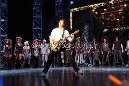 Guest appearance: Brian May live at the Raimund Theater, Vienna, Austria (WWRY premiere)
