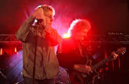 Concert photo: Brian May + Roger Taylor live at the Roger's garden, Surrey, UK (Roger's wedding party) [25.09.2010]