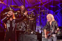Concert photo: Brian May + Roger Taylor live at the Wembley Stadium, London, UK (Taylor Hawkins Tribute) [03.09.2022]