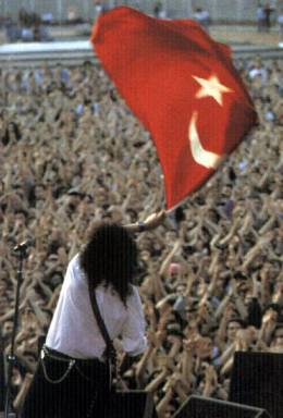 Concert photo: Brian May live at the Inonu Stadium, Istanbul, Turkey [26.05.1993]