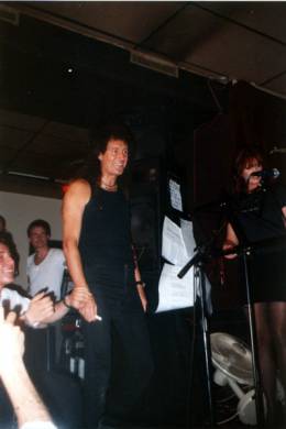 Concert photo: Brian May live at the Big Mama Club, Rome, Italy [05.06.1998]