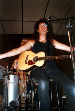 Concert photo: Brian May live at the Big Mama Club, Rome, Italy [05.06.1998]
