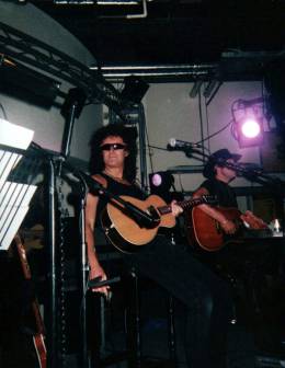 Concert photo: Brian May live at the Virgin Megastore (Oxford street), London, UK [11.06.1998]