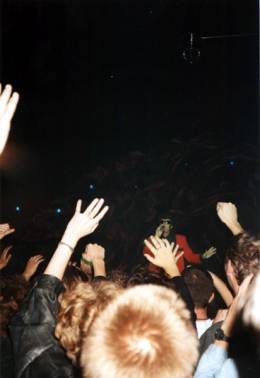 Concert photo: Brian May live at the Mala Sportovni Hala, Prague, Czech Republic [22.10.1998]