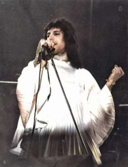 Concert photo: Queen live at the Town Hall, Birmingham, UK [27.11.1973]
