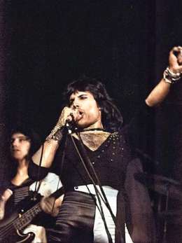 Concert photo: Queen live at the Palace Theatre, Waterbury, CT, USA [04.05.1974]