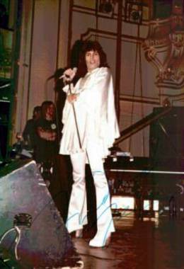 Concert photo: Queen live at the Musikhalle, Hamburg, Germany [05.12.1974]