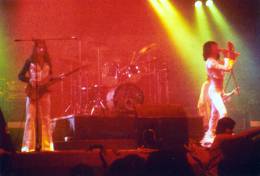 Concert photo: Queen live at the Caird Hall, Dundee, UK [13.12.1975]