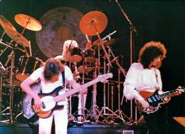 Concert photo: Queen live at the Congresscentrum, Hamburg, Germany [13.05.1977]