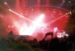 Concert photo: Queen live at the Festhalle, Frankfurt, Germany [14.05.1977]