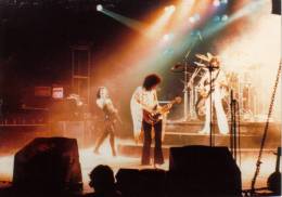 Concert photo: Queen live at the Phillipshalle, Düsseldorf, Germany [16.05.1977]