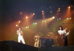 Concert photo: Queen live at the Sporthalle, Basel, Switzerland [19.05.1977]