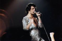 Concert photo: Queen live at the Madison Square Garden, New York, NY, USA [01.12.1977]