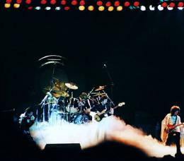 Concert photo: Queen live at the Long Beach Arena, Long Beach, CA, USA [21.12.1977]