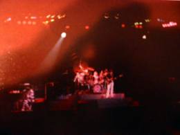Concert photo: Queen live at the Forum, Inglewood, CA, USA [22.12.1977]
