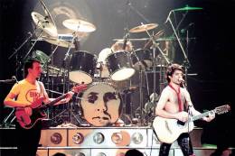 Concert photo: Queen live at the Empire Theatre, Liverpool, UK [06.12.1979]