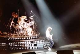 Concert photo: Queen live at the Omni, Atlanta, GA, USA [24.08.1982]