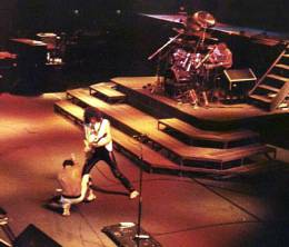 Concert photo: Queen live at the Festhalle, Frankfurt, Germany [26.09.1984]