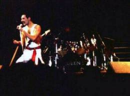 Concert photo: Queen live at the Mount Smart Stadium, Auckland, New Zealand [13.04.1985]